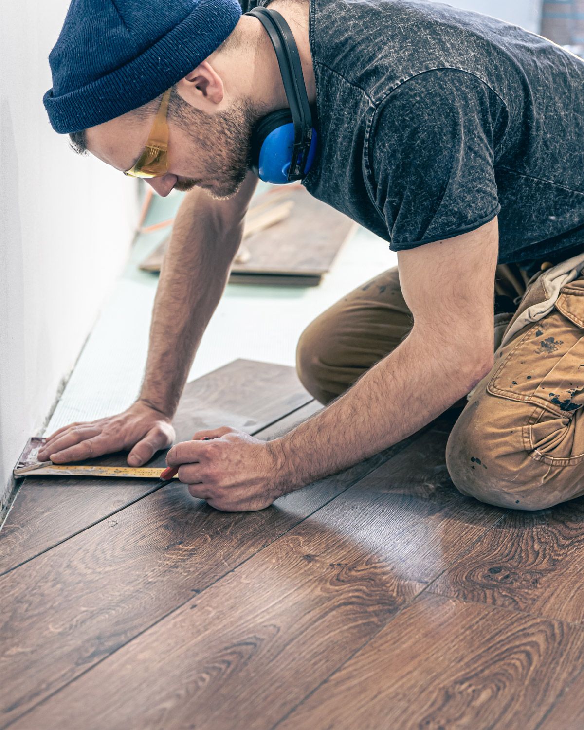 Installer fitting laminate floor planks