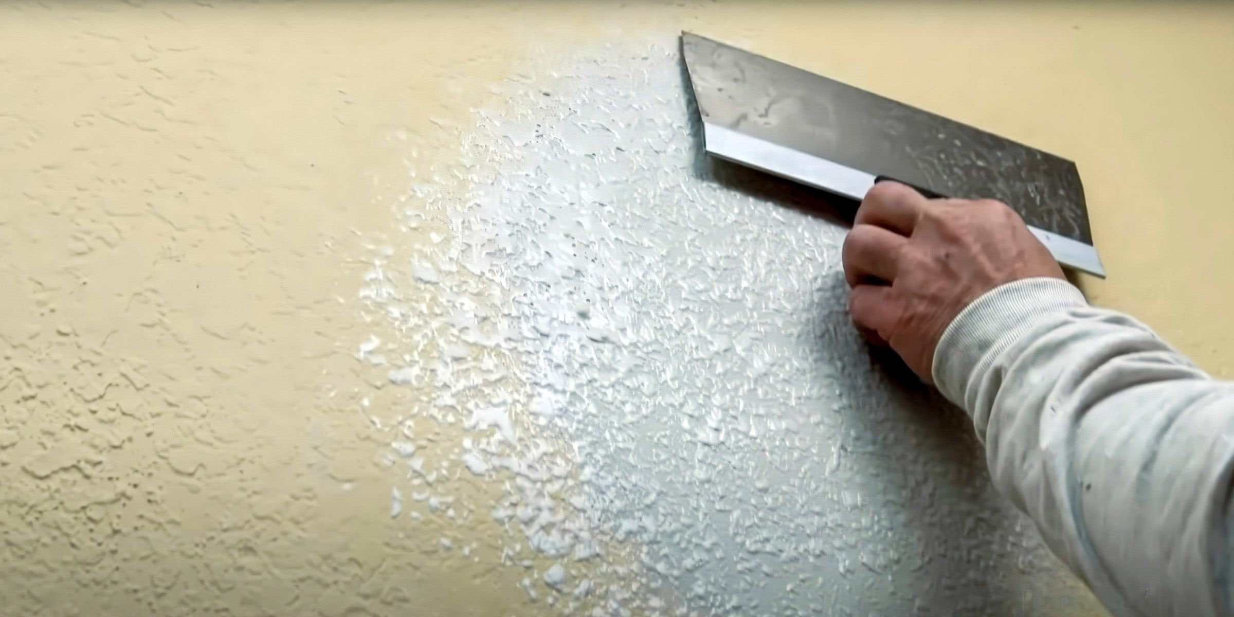 Matching wall texture with a knife on a repaired wall